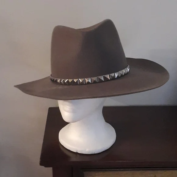 Olive & Pique | Accessories | Olive Pique Gene Studded Wool  display picture 2